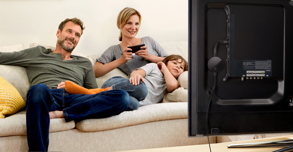 Lifestyle_Chromecast_Family_Shot_24_EH-0086_noblur_rgb.png